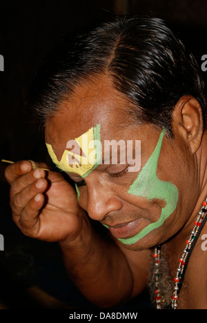 Make up del Kathakali artista India Kerala Foto Stock