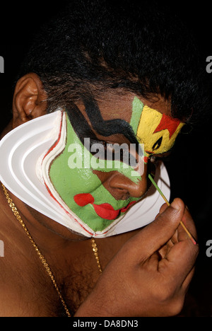 Kathakali Dancer artista make up viso utilizzando la spazzola piccola a Kerala India Foto Stock
