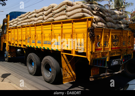 Camion che trasportano sacchi di riso alla città di Bangalore in India Foto Stock