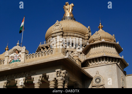 Emblema nazionale e la Bandiera Nazionale dell'India sulla sommità del Vidhana Soudha edificio governativo Bangalore Foto Stock