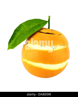 Arancio dolce con pelati pelle a spirale isolato su sfondo bianco con un tracciato di ritaglio Foto Stock