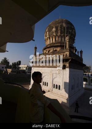 23 gennaio 2011 - Bijapur, Karntaaka, India - Haji Hassan ex moschea in mezzo a scuola. La sede dell'Adil Shah dinastia, Bijapur è stata variamente chiamato 'Agra del Sud' e il 'Palmyra del Deccan." (credito Immagine: © David H. pozzetti/ZUMAPRESS.com) Foto Stock