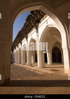 23 gennaio 2011 - Bijapur, Karntaaka, India - Jama Masjid (Moschea congregazionale) costruito da Ali Adil Shah I nel 1578. La sede dell'Adil Shah dinastia, Bijapur è stata variamente chiamato 'Agra del Sud' e il 'Palmyra del Deccan." (credito Immagine: © David H. pozzetti/ZUMAPRESS.com) Foto Stock