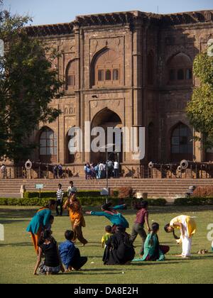 23 gennaio 2011 - Bijapur, Karntaaka, India - i turisti a Gol Gumbaaz (il significato di "rose" a cupola, il Mausoleo di Mohammed Adil Shah, Sultano di Bijapur). La sede dell'Adil Shah dinastia, Bijapur è stata variamente chiamato 'Agra del Sud' e il 'Palmyra del Deccan." (credito Immagine: © David H. pozzetti/ZUMAPRESS.com) Foto Stock