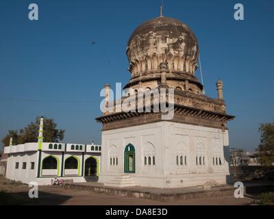 23 gennaio 2011 - Bijapur, Karntaaka, India - Haji Hassan ex moschea in mezzo a scuola. La sede dell'Adil Shah dinastia, Bijapur è stata variamente chiamato 'Agra del Sud' e il 'Palmyra del Deccan." (credito Immagine: © David H. pozzetti/ZUMAPRESS.com) Foto Stock