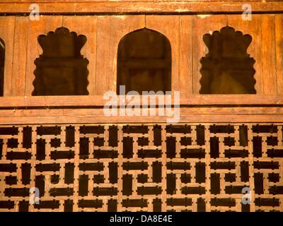 24 gennaio 2011 - Bijapur, Karntaaka, India - Asar Mahal, costruita da Mohammed Adil Shah in circa 1646, servita in una sala di giustizia. La sede dell'Adil Shah dinastia, Bijapur è stata variamente chiamato 'Agra del Sud' e il 'Palmyra del Deccan." (credito Immagine: © David H. pozzetti/ZUMAPRESS.com) Foto Stock