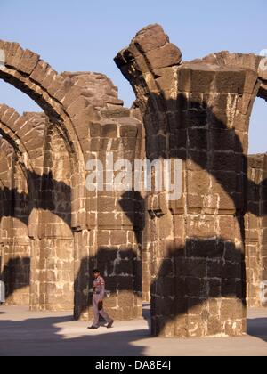 24 gennaio 2011 - Bijapur, Karntaaka, India - Bara Kaman, incompiuto, il mausoleo di Ali Adil Shah II. La sede dell'Adil Shah dinastia, Bijapur è stata variamente chiamato 'Agra del Sud' e il 'Palmyra del Deccan." (credito Immagine: © David H. pozzetti/ZUMAPRESS.com) Foto Stock