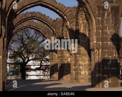 24 gennaio 2011 - Bijapur, Karntaaka, India - Bara Kaman, incompiuto, il mausoleo di Ali Adil Shah II. La sede dell'Adil Shah dinastia, Bijapur è stata variamente chiamato 'Agra del Sud' e il 'Palmyra del Deccan." (credito Immagine: © David H. pozzetti/ZUMAPRESS.com) Foto Stock