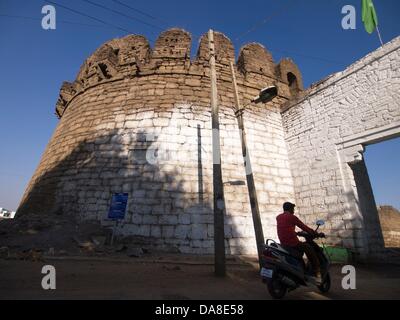 24 gennaio 2011 - Bijapur, Karntaaka, India - le mura della città circostante area anziani/storico forte di Bijapur, Karntaaka, India la sede dell'Adil Shah dinastia, Bijapur è stata variamente chiamato 'Agra del Sud' e il 'Palmyra del Deccan." (credito Immagine: © David H. pozzetti/ZUMAPRESS.com) Foto Stock