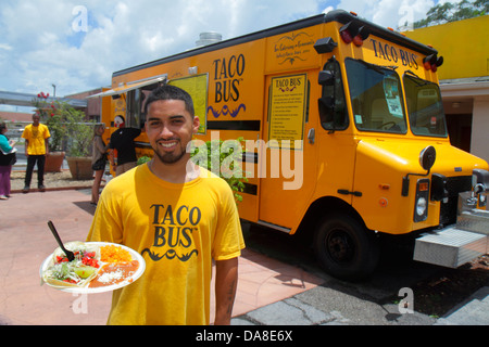 Florida, San Pietroburgo, autobus Taco, pullman, cibo messicano autentico, camion, ristorante ristoranti cibo caffè da pranzo caffè, uomo ispanico uomini maschio adulto adu Foto Stock