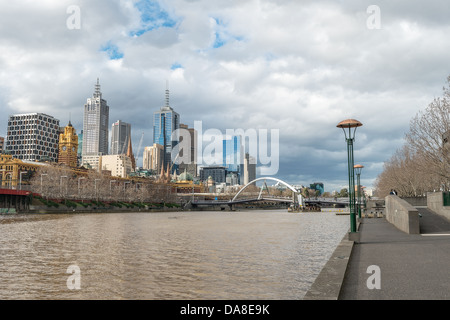 Una vista lungo il fiume Yarra nella Southbank, parte del quartiere centrale degli affari di Melbourne, Australia. Foto Stock