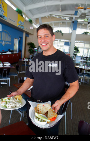 Florida Saint St. Petersburg, Albert Whitted Airport, SPG, The Hangar, ristorante ristoranti cibo mangiare fuori caffè caffè bistrot, uomo uomini maschio adulto Foto Stock