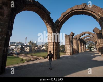 24 gennaio 2011 - Bijapur, Karntaaka, India - Bara Kaman, incompiuto, il mausoleo di Ali Adil Shah II. La sede dell'Adil Shah dinastia, Bijapur è stata variamente chiamato 'Agra del Sud' e il 'Palmyra del Deccan." (credito Immagine: © David H. pozzetti/ZUMAPRESS.com) Foto Stock