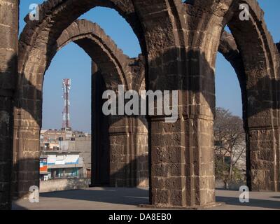 24 gennaio 2011 - Bijapur, Karntaaka, India - Bara Kaman, incompiuto, il mausoleo di Ali Adil Shah II. La sede dell'Adil Shah dinastia, Bijapur è stata variamente chiamato 'Agra del Sud' e il 'Palmyra del Deccan." (credito Immagine: © David H. pozzetti/ZUMAPRESS.com) Foto Stock