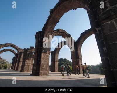 24 gennaio 2011 - Bijapur, Karntaaka, India - Bara Kaman, incompiuto, il mausoleo di Ali Adil Shah II. La sede dell'Adil Shah dinastia, Bijapur è stata variamente chiamato 'Agra del Sud' e il 'Palmyra del Deccan." (credito Immagine: © David H. pozzetti/ZUMAPRESS.com) Foto Stock