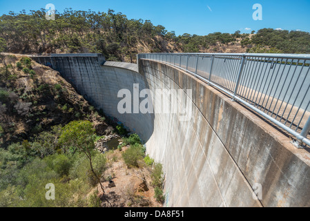 La Sturt Gorge alluvione diga di controllo impedendo i principali eventi di allagamento in Sturt fiume. Foto Stock