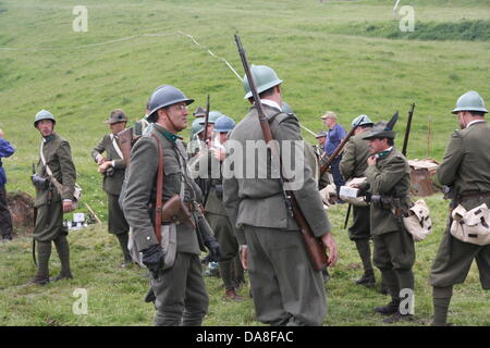 Gallio, Asiago, Vicenza, Italia. 7 Luglio, 2013, rappresentazione storica battaglia con i soldati della prima guerra mondiale la truppa a riposo prima della battaglia. Credito: FC Italia/Alamy Live News Foto Stock