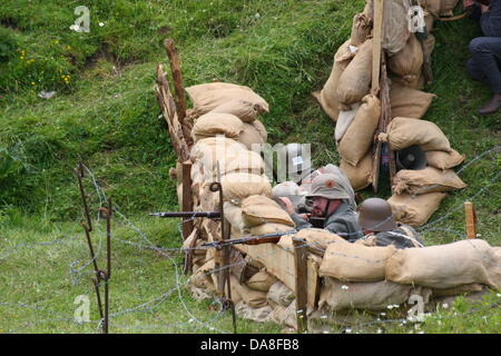 Gallio, Asiago, Vicenza, Italia. 7 Luglio, 2013, rappresentazione storica battaglia con i soldati della prima guerra mondiale in posizione di difesa con sacchi di sabbia e mitragliatrici. Credito: FC Italia/Alamy Live News Foto Stock