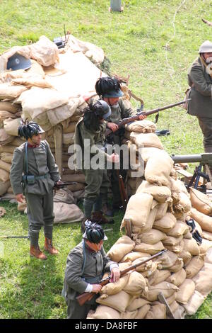 Gallio, Asiago, Vicenza, Italia. 7 Luglio, 2013, rappresentazione storica battaglia con i soldati della prima guerra mondiale in montagna. Credito: FC Italia/Alamy Live News Foto Stock