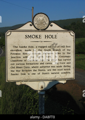 Foro di fumo il foro di fumo, un robusto canyon di 1421 metri di altitudine, fatta dal ramo meridionale del fiume Potomac, si estende diciotto miglia alla giunzione con la forcella del nord. In Coeymans calcarei di età Devoniano, il fiume ha scavato a varie formazioni e grotte. Grande grotta e antiche miniere grotta, dove saltpeter è stata fatta durante la guerra tra i membri sono i più noti. Foro di fumo è uno dello Stato di meraviglie naturali. West Virginia Dipartimento di Storia e cultura, 1989 Foto Stock