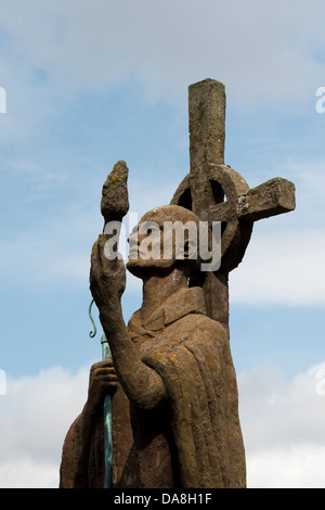 St Aidan scultura in Lindisfarne Priory. A Isola Santa Lindisfarne, Northumberland. Inghilterra Foto Stock
