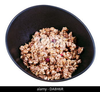 Muesli con frutti di bosco in nero ciotola isolato su sfondo bianco Foto Stock