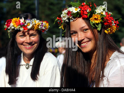 Il lettone di donne in abiti tradizionali prendere parte al concerto finale dei cantanti e danze festival 2013 a Riga, Lettonia, 07 luglio 2013. Gauck è in visita ufficiale in Lettonia. Foto: WOLFGANG KUMM Foto Stock