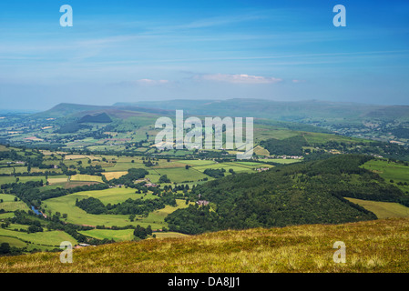 Usk Valley dal vertice di Tor y Foel Brecon Beacons in Galles, con la montagna nera profilate in background Foto Stock