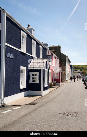 Strada di case colorate e le aziende Aberaeron Galles Foto Stock