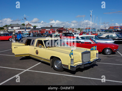 78 Lincoln Town Car Limousine decorata con bandiere Svedese su un parcheggio auto. Bohuslan, Svezia Foto Stock