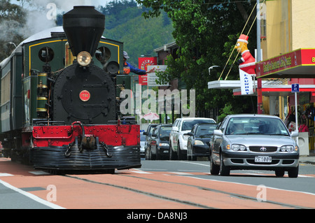 Vintage treno a vapore nella strada principale della città Kawakawa Foto Stock