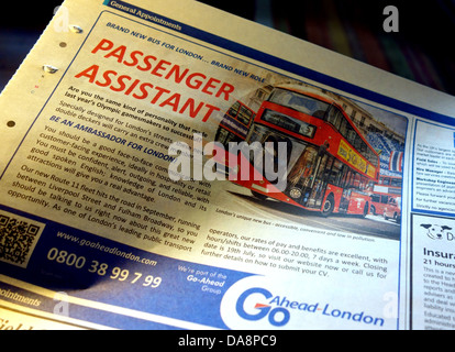 Annuncio di giornale per assistenti di passeggeri per i nuovi ' Routemaster' autobus, Londra Foto Stock