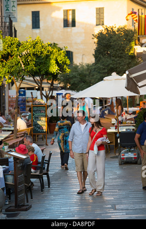 Giovane passeggiando per il centro storico di Alcudia, Mallorca. Foto Stock