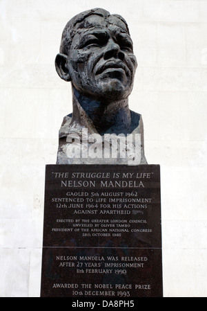 Busto di Nelson Mandela sulla South Bank di Londra Foto Stock