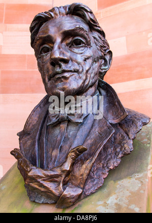Statua di Sir John Barbirolli fuori la Bridgewater Hall di Manchester, da Byron Howard Foto Stock
