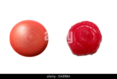 Red lip gloss arrossire blob ritagliato su uno sfondo bianco Foto Stock