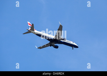 Volo British Airways provenienti per atterrare all'Aeroporto di London City Foto Stock