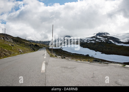 Vista verso est da Fantesteinen sulla sommità del Sognefjellet a 1434m sopra il livello del mare, la più alta montagna passare in nord europa Foto Stock