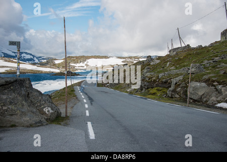 Fantesteinen sulla sommità del Sognefjellet a 1434m sopra il livello del mare, la più alta montagna passare in nord europa Foto Stock