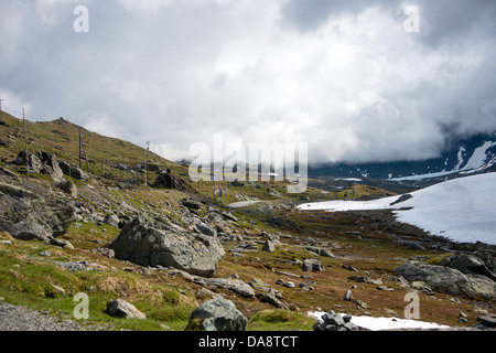 Vista verso est da Fantesteinen sulla sommità del Sognefjellet a 1434m sopra il livello del mare, la più alta montagna passare in nord europa Foto Stock