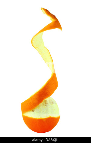Arancio dolce con pelati pelle a spirale isolato su sfondo bianco con un tracciato di ritaglio Foto Stock
