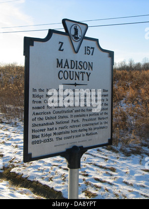 MADISON COUNTY nelle colline del Piemonte, contro le Blue Ridge Mountains, Madison County è stata formata dalla contea di Culpeper nel 1792. La contea è chiamato con il nome di James Madison, il 'padre della costituzione americana' e il quarto presidente degli Stati Uniti. Esso contiene una porzione del Parco Nazionale di Shenandoah. Il presidente Herbert Hoover aveva un rustico rifugio costruito in Blue Ridge Mountains qui durante la sua presidenza (1929-1933). La sede della contea è Madison. Dipartimento di risorse storiche, 2003 Foto Stock