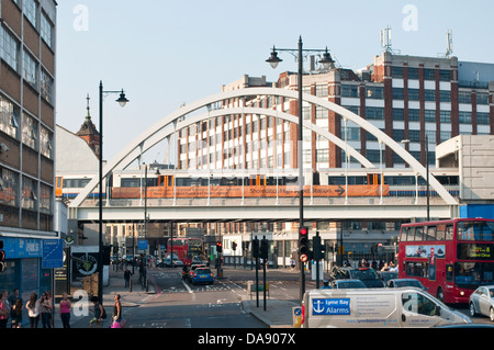 Shoreditch High Street con il ponte ferroviario, East London, Regno Unito Foto Stock