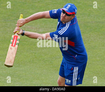 Nottingham, Regno Unito. 8 Luglio, 2013. head coach Andy Flower durante l'Inghilterra allenamento della squadra prima della prima prova di ceneri corrispondono a Trent Bridge Cricket Ground sulla luglio 08, 2013 a Nottingham, Inghilterra. (Foto di Mitchell Gunn/ESPA/Alamy Live News) Foto Stock