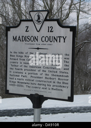 MADISON COUNTY nelle colline del Piemonte, contro le Blue Ridge Mountains, Madison County è stata formata dalla contea di Culpeper nel 1792. La contea è chiamato con il nome di James Madison, il 'padre della costituzione americana' e il quarto presidente degli Stati Uniti. Esso contiene una porzione del Parco Nazionale di Shenandoah. Il presidente Herbert Hoover aveva un rustico rifugio costruito in Blue Ridge Mountains qui durante la sua presidenza (1929-1933). La sede della contea è Madison. Dipartimento di risorse storiche, 2002 Foto Stock