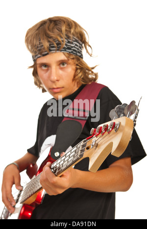 Teen boy playing bass guitar isolati su sfondo bianco Foto Stock