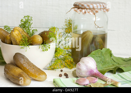 Sottaceti cetriolini sottaceto salati cetrioli ancora vita su vecchi tavoloni Foto Stock