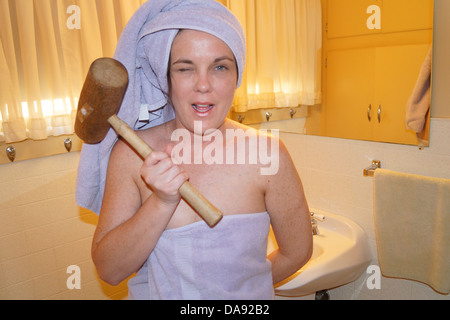 Il rimodellamento della donna la sua stanza da bagno. Foto Stock