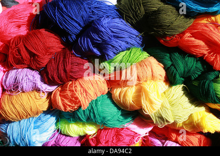 Tinti in matasse di lana in una varietà di colori in vendita all'esterno il mercato artigianale di Otavalo, Ecuador Foto Stock