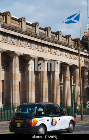 Taxi sul tumulo passando Royal Scottish Academy museum il Tumulo centro di Edimburgo in Scozia Gran Bretagna UK Europa Foto Stock